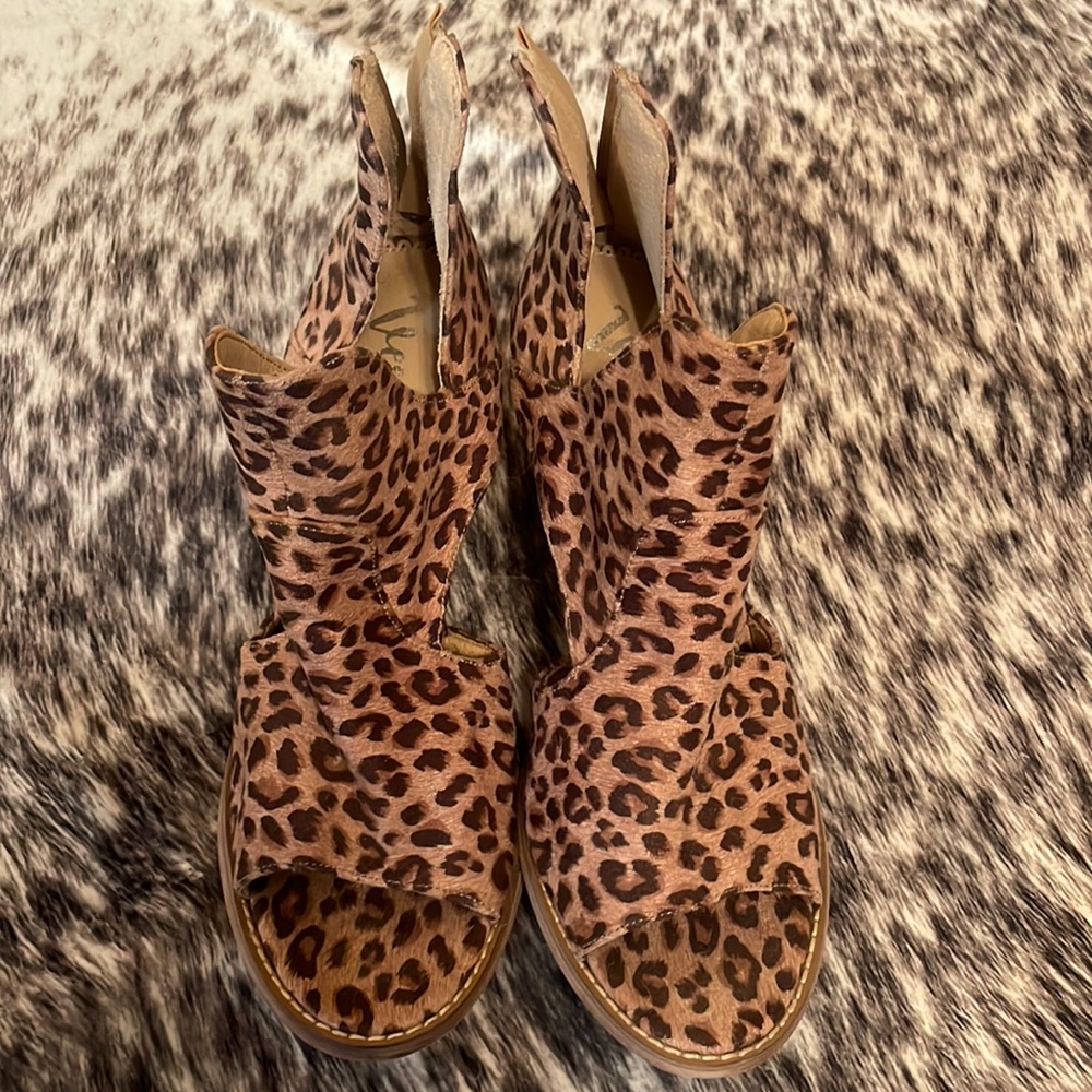 Size 9 adorable cheetah wedges
